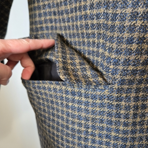 HARDY AMIES Wool and Cashmere Classic Checkered Blazer. Size 40R - Picture 3 of 16
